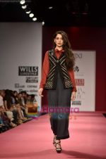 Model walks the ramp for Ritu Kumar show on Wills Lifestyle India Fashion Week 2011 - Day 2 in Delhi on 7th April 2011 (17).JPG
